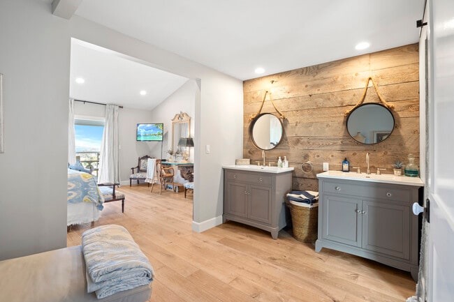 Building Photo - 6363 ZUMIREZ Dr