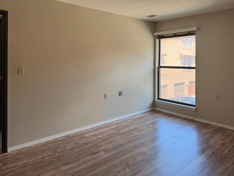 Building Photo - 9028 N Park Plaza Ct