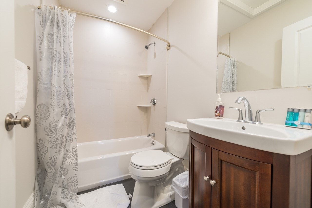 Building Photo - 2044 Beacon St