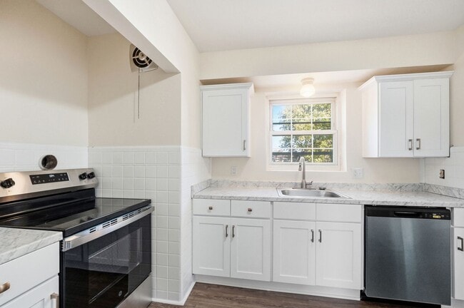 Building Photo - Charming Covedale Duplex