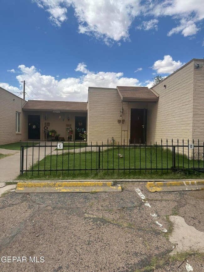 Primary Photo - 10425 Ashwood Dr