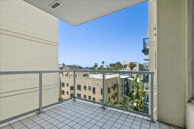 Building Photo - Move-In ready 1 Bed + Den in Discovery on Cortez Hill in Downtown