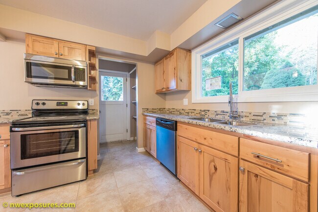 Building Photo - 12025 SW 64th Ave
