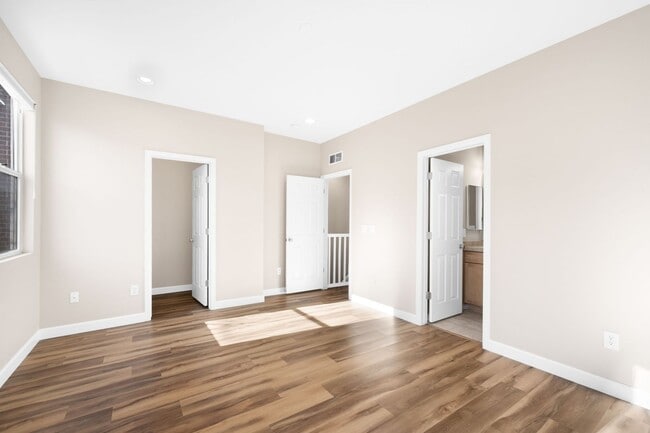 Building Photo - 3BD, 2.5BA Englewood Townhome with 2-Car Garage