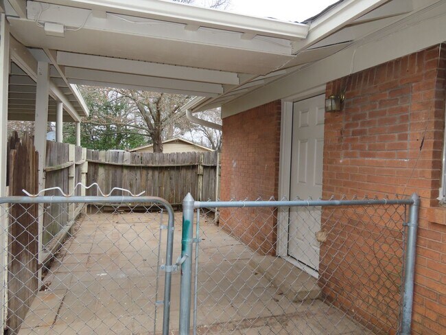 Building Photo - Spacious 3 Bedroom 2 Bathroom Home with LARGE Backyard!