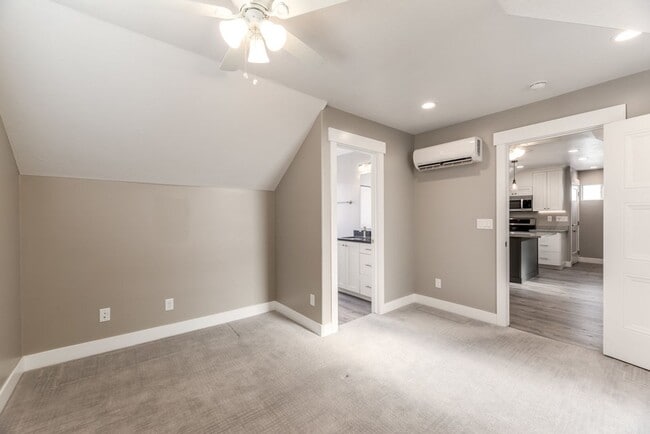 Building Photo - Stunning Above-Garage Apartment In Excelle...
