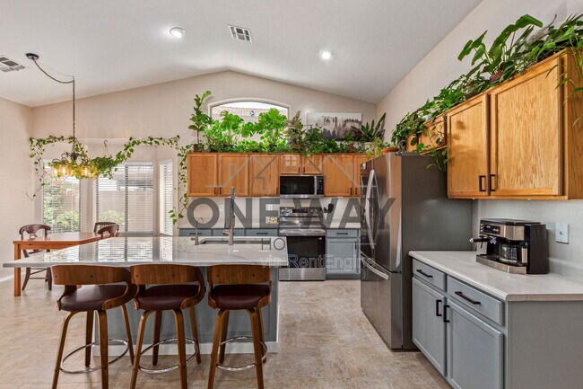 Building Photo - 543 S Wildrose