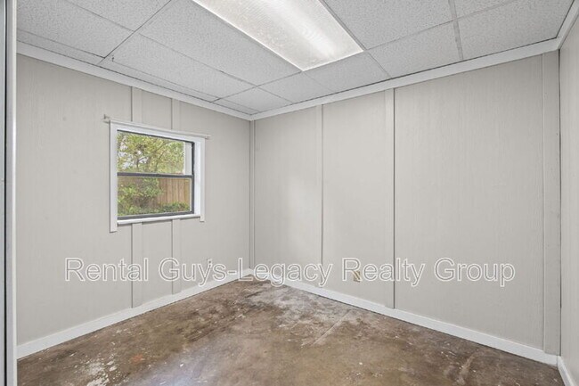 Building Photo - 3872 Marianna Rd