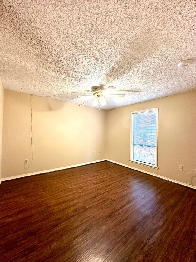 Building Photo - 2BR 2BA Townhome w/ Loft LSU AREA