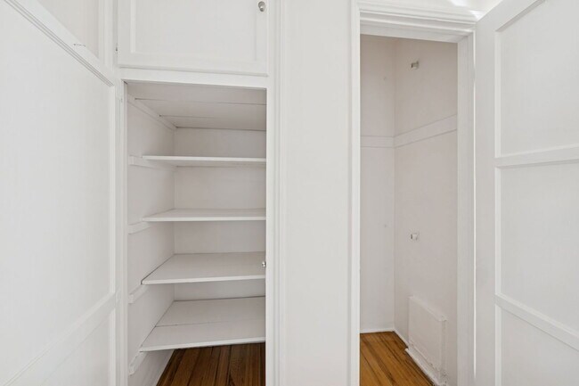 Building Photo - 1556 S Beverly Glen Blvd