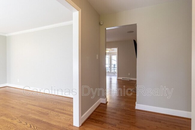 Building Photo - 6618 Castlegate Dr