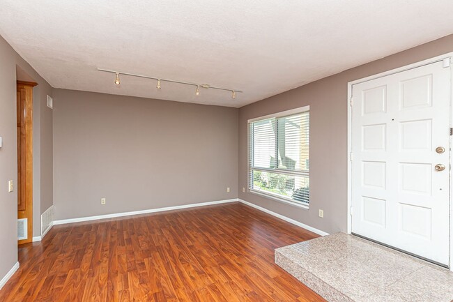 Building Photo - **LOOK NO FURTHER 3 BEDROOM TOWNHOME W/LAU...