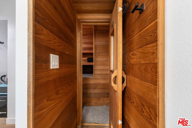 Building Photo - 3541 Multiview Dr