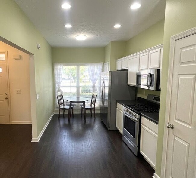 Building Photo - End Unit Townhome - Included in the RENT Water, Trash and Lawncare!