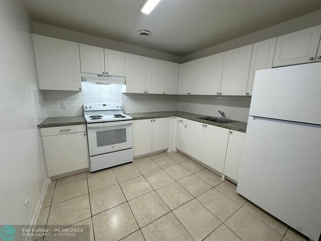 Building Photo - 3408 Riverside Dr
