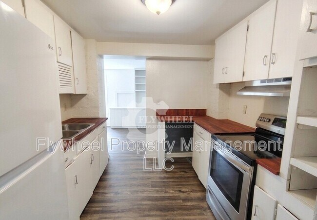 Building Photo - 910 S Crest Rd