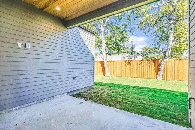 Building Photo - 1711 Nomas St