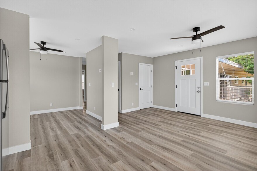 Building Photo - 113 S Lillie Ave