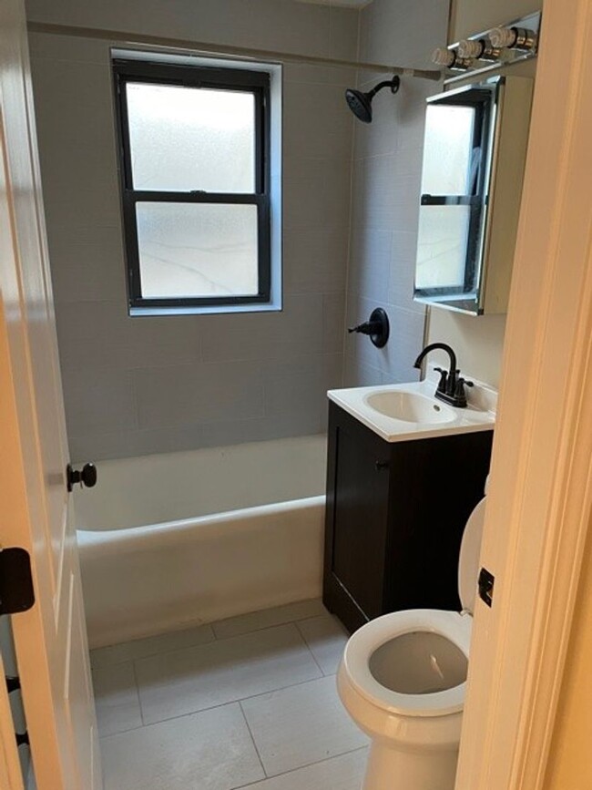 Building Photo - NEWLY REHABBED COZY STUDIO IN LINCOLN PARK...