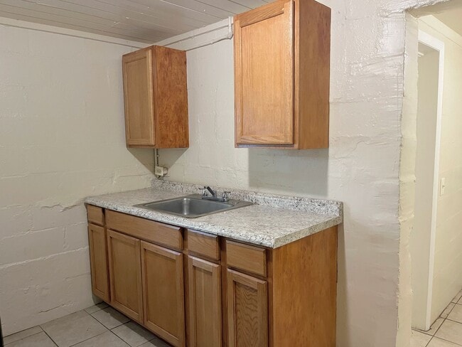 Building Photo - 1235 1/2 W Cypress St