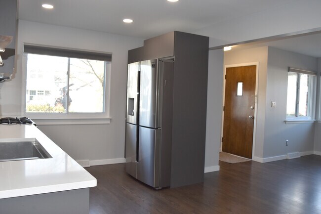 Building Photo - 607 Cherry Ave