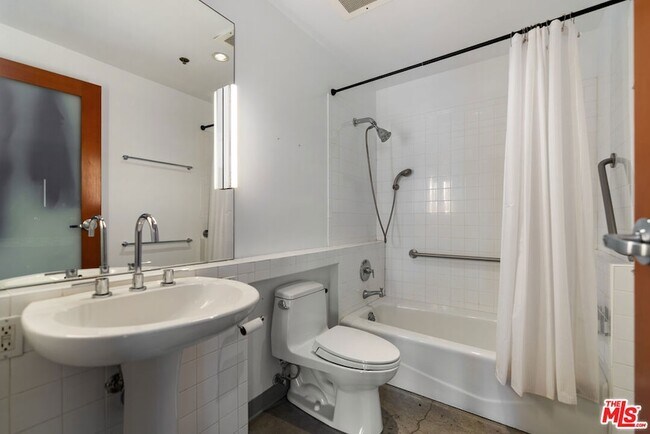 Building Photo - 814 S Spring St