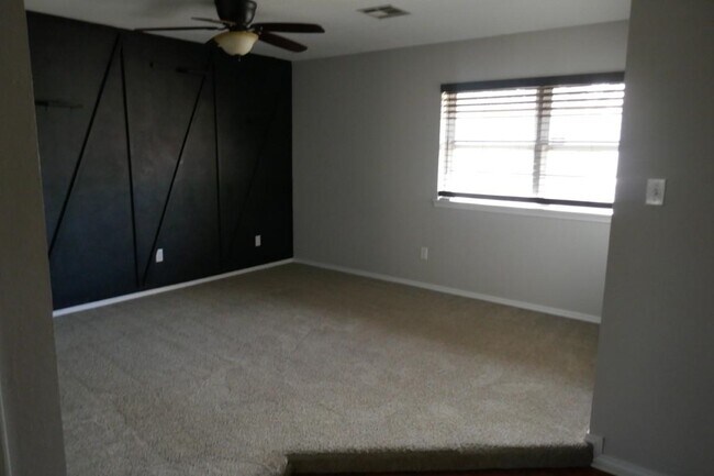 Building Photo - 2315 NE Village Dr