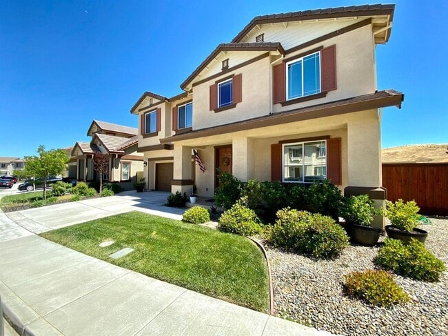 Building Photo - Living in Luxury in a Peaceful Setting