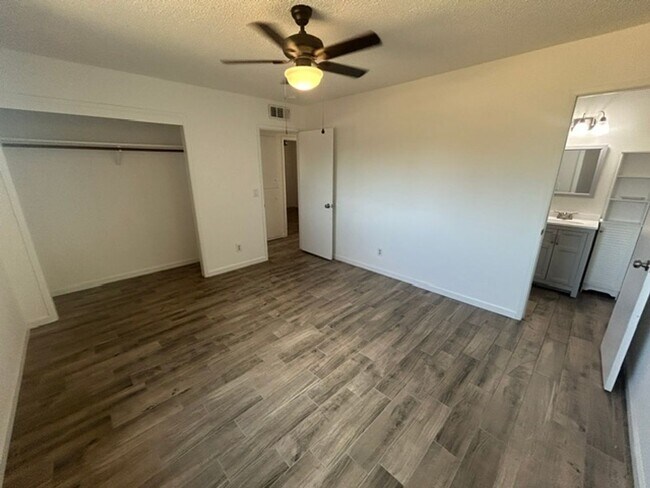 Building Photo - 4030 W Ashland Ave