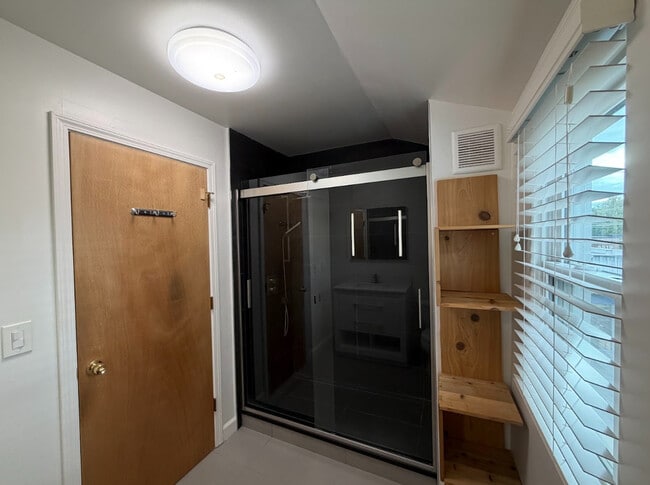 Building Photo - 5540 Fairview Ave