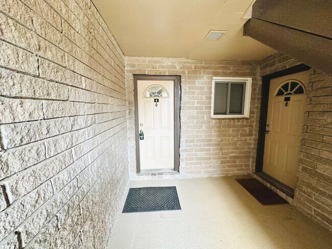 Building Photo - Spacious Condo in Prime Sandy Springs Location – Gated Community with Pool!