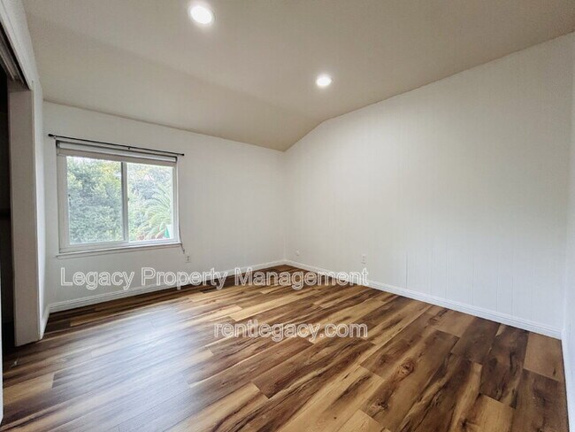 Building Photo - 493 Dahlia St