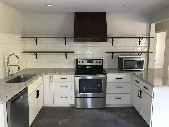 Building Photo - Room for Rent in 3 Bedroom Home at Webster St