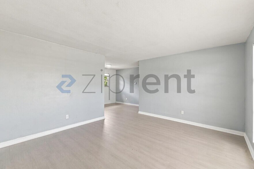 Building Photo - Unit