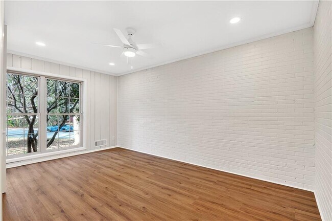 Building Photo - 2918 Highland Dr SE