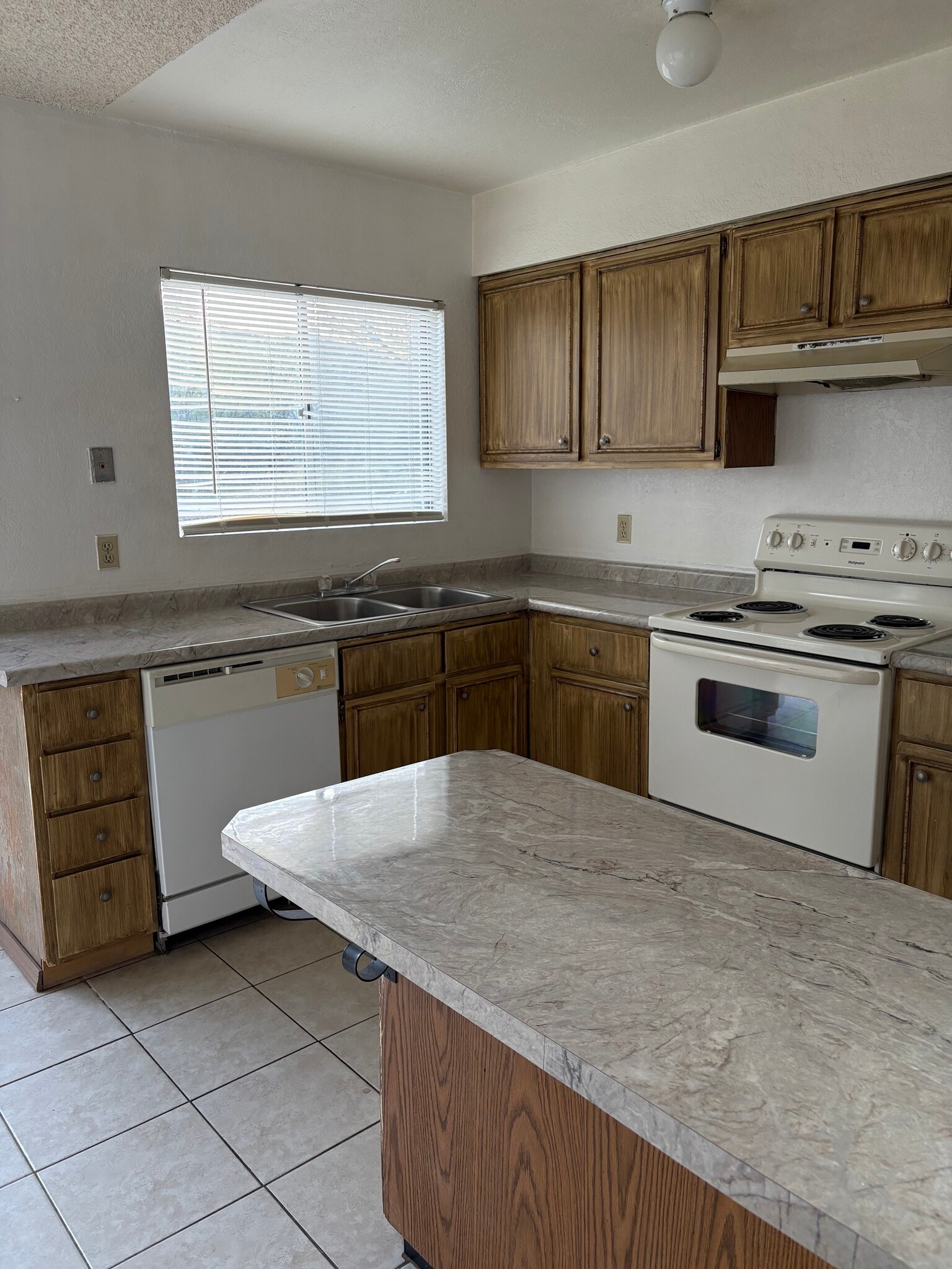 Building Photo - 433 Avenida Garza