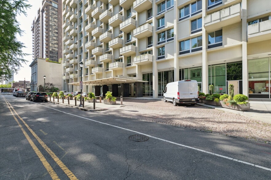 Building Photo - 604 S Washington Sq