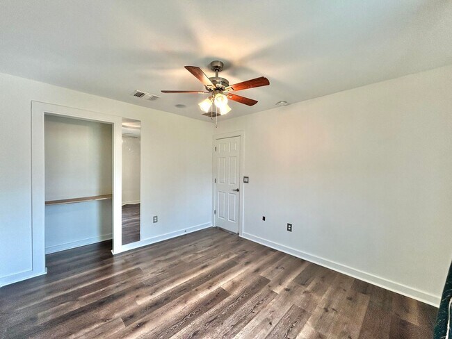 Building Photo - Gorgeous 3 Bed 2.5 Bath Single Family Home