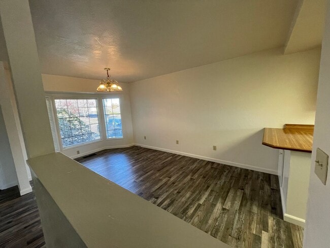 Building Photo - 3 bedroom, 2 bathroom, in East Medford