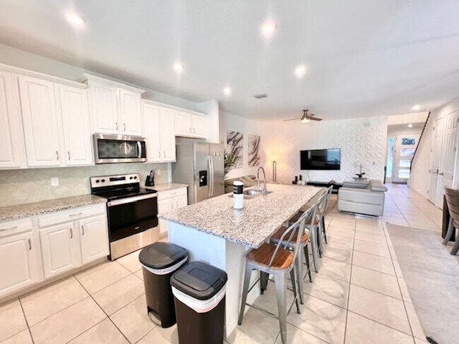 Building Photo - Kissimmee, - 4 Bedroom, 4.5 Bathroom - $3,295.00