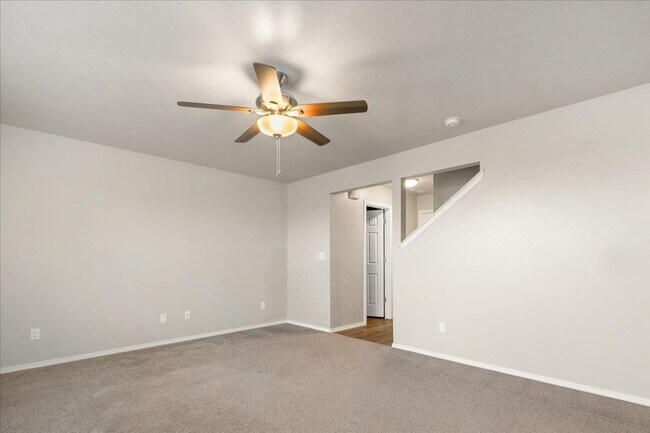 Building Photo - Beautiful Home 3 bed, 2.5 baths - Pet Friendly - Ready Now!