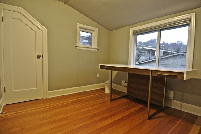 Building Photo - EXQUISITE 4 BED/3 BATH FURNISHED EASTLAKE ...