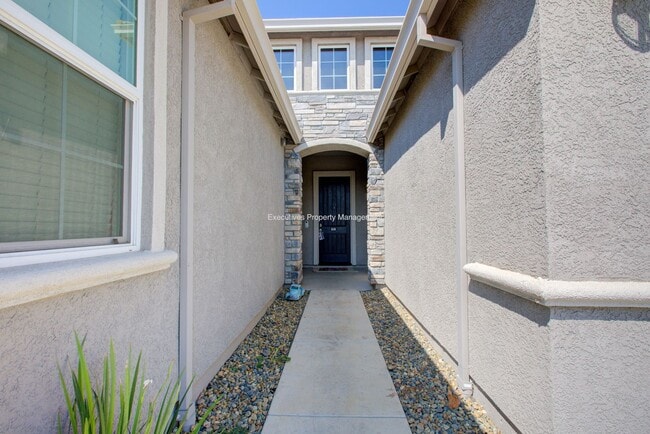 Building Photo - 495 Daffodil Dr