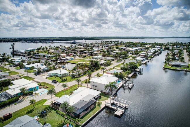 Building Photo - 11599 Island Ave