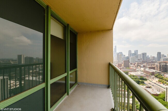 Building Photo - 111 W Maple St