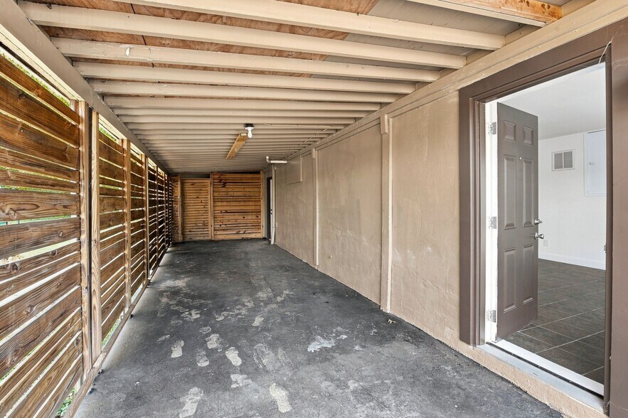 Building Photo - 5713 Vine Ridge Dr