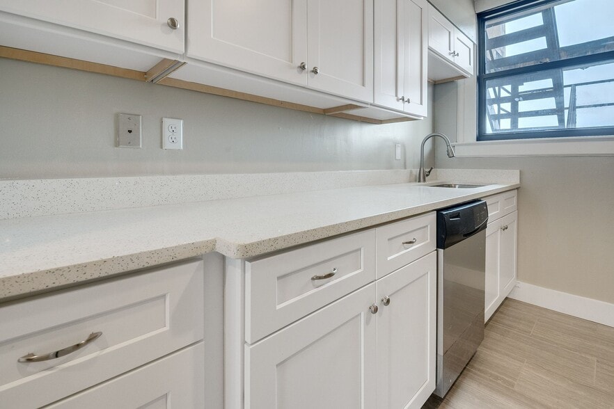 Building Photo - Fountain Plaza Hogshead