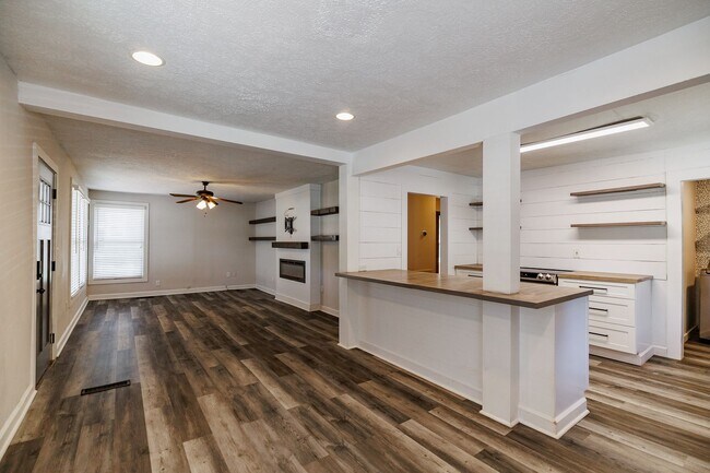 Building Photo - Beautiful Ranch Home in Prime Jefferson Location – Pet Friendly!