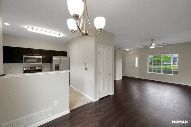 Building Photo - Spacious Townhome in Aurora