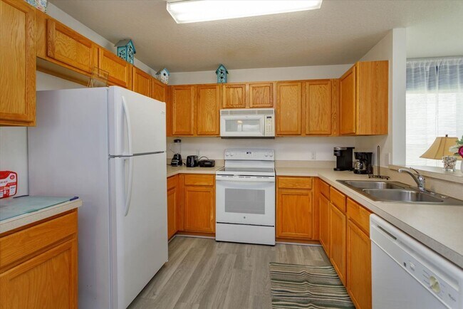 Building Photo - Call Ed for showings (352) 217-0284